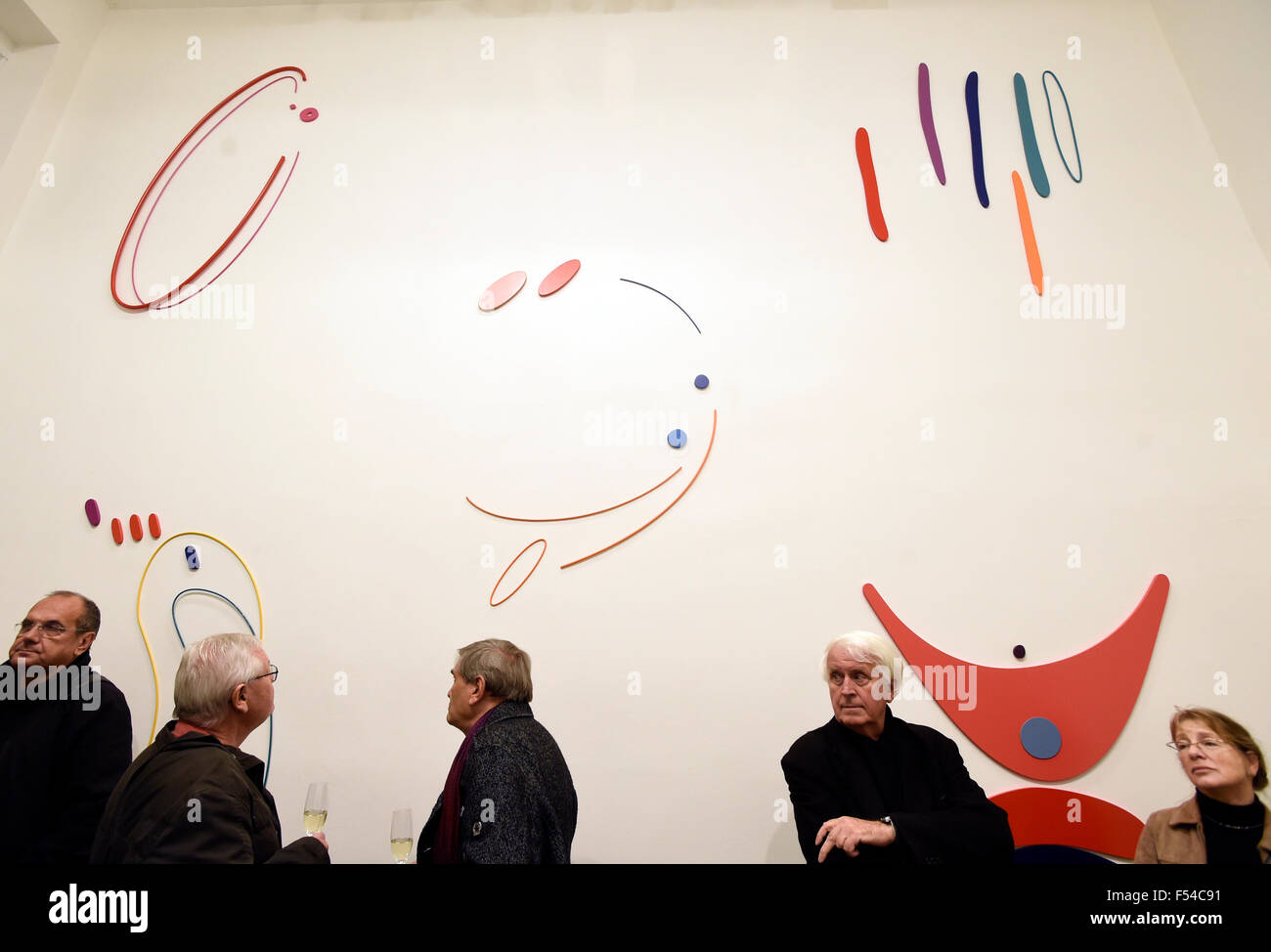 Prag, Tschechische Republik. 27. Oktober 2015. Ausstellung Karel Malich 91 91. Geburtstag des Malers und Bildhauers Karel Malich beginnt in Prag, Tschechische Republik, 27. Oktober 2015. © Roman Vondrous/CTK Foto/Alamy Live-Nachrichten Stockfoto