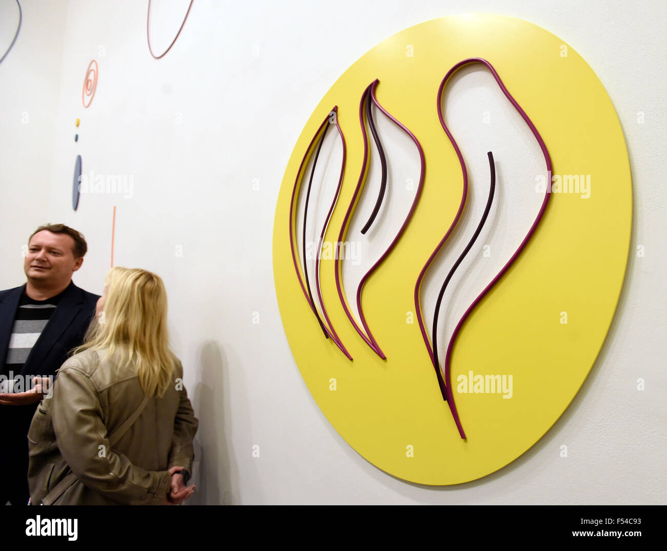 Prag, Tschechische Republik. 27. Oktober 2015. Ausstellung Karel Malich 91 91. Geburtstag des Malers und Bildhauers Karel Malich beginnt in Prag, Tschechische Republik, 27. Oktober 2015. © Roman Vondrous/CTK Foto/Alamy Live-Nachrichten Stockfoto