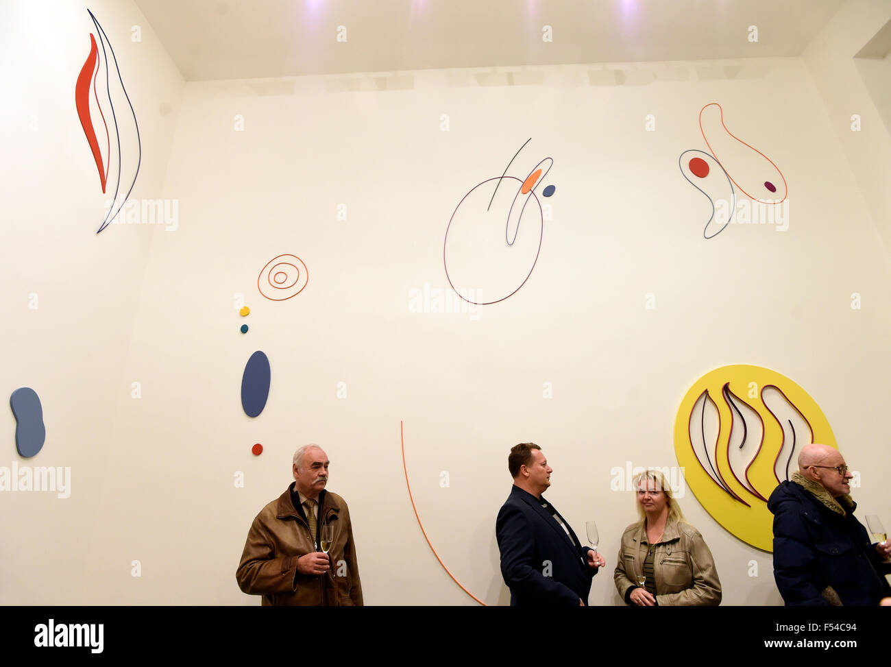 Prag, Tschechische Republik. 27. Oktober 2015. Ausstellung Karel Malich 91 91. Geburtstag des Malers und Bildhauers Karel Malich beginnt in Prag, Tschechische Republik, 27. Oktober 2015. © Roman Vondrous/CTK Foto/Alamy Live-Nachrichten Stockfoto