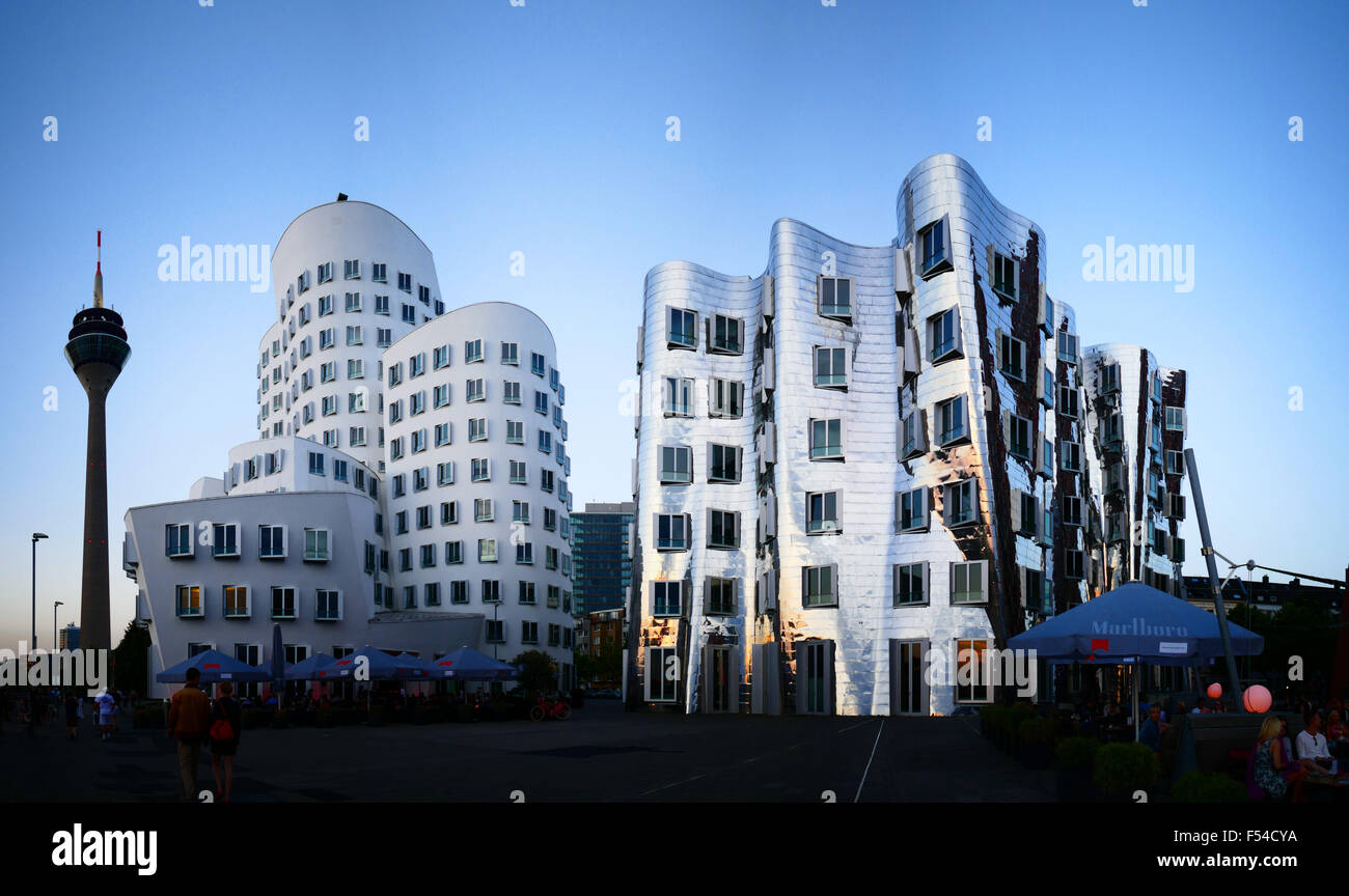 Europa Deutschland NRW Düsseldorf Düsseldorf mit Hafen Medienhafen. Zollhof Gebäude von Frank O Gehry. Stockfoto