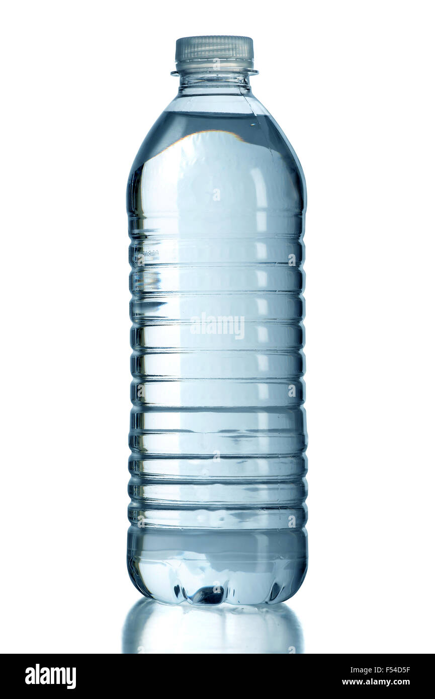 Mineralwasser mit Reflexion über Tabelle isoliert auf weißem Hintergrund - mit Beschneidungspfad auf Flasche Stockfoto
