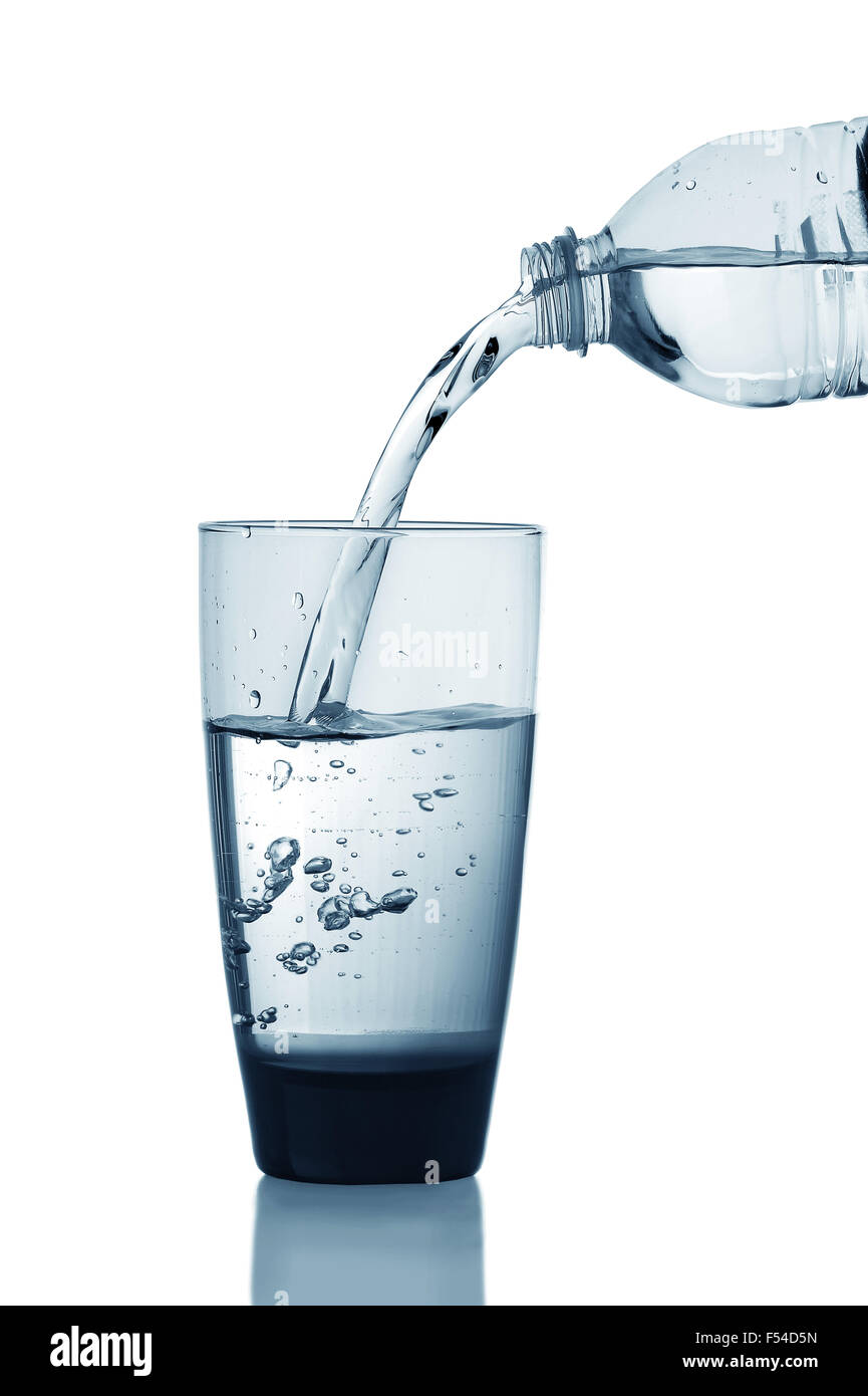 Wasser in ein Glas gegossen wird Stockfoto