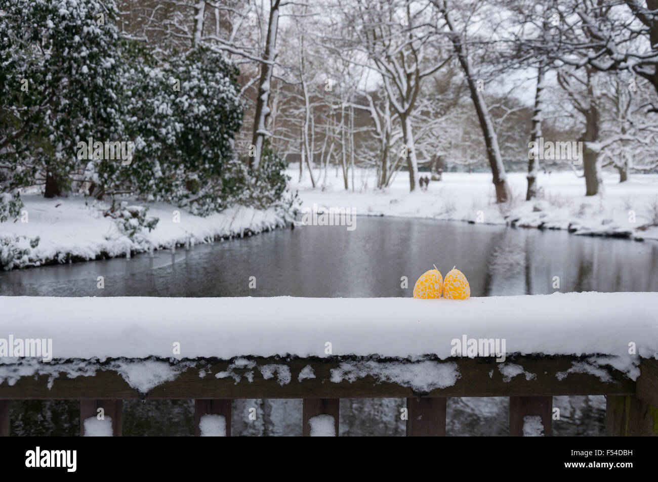 Ostern-Hintergrund: Ei im Schnee Stockfoto