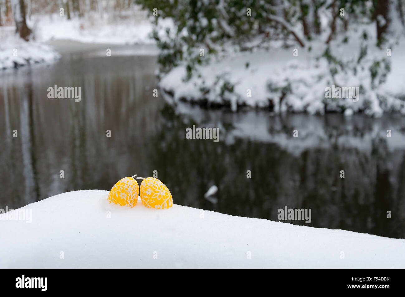 Ostern-Hintergrund: Ei im Schnee Stockfoto
