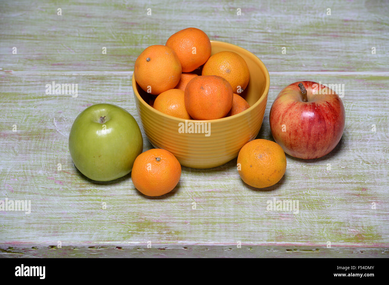 Obst und Schüssel auf Vintage Tisch Stockfoto