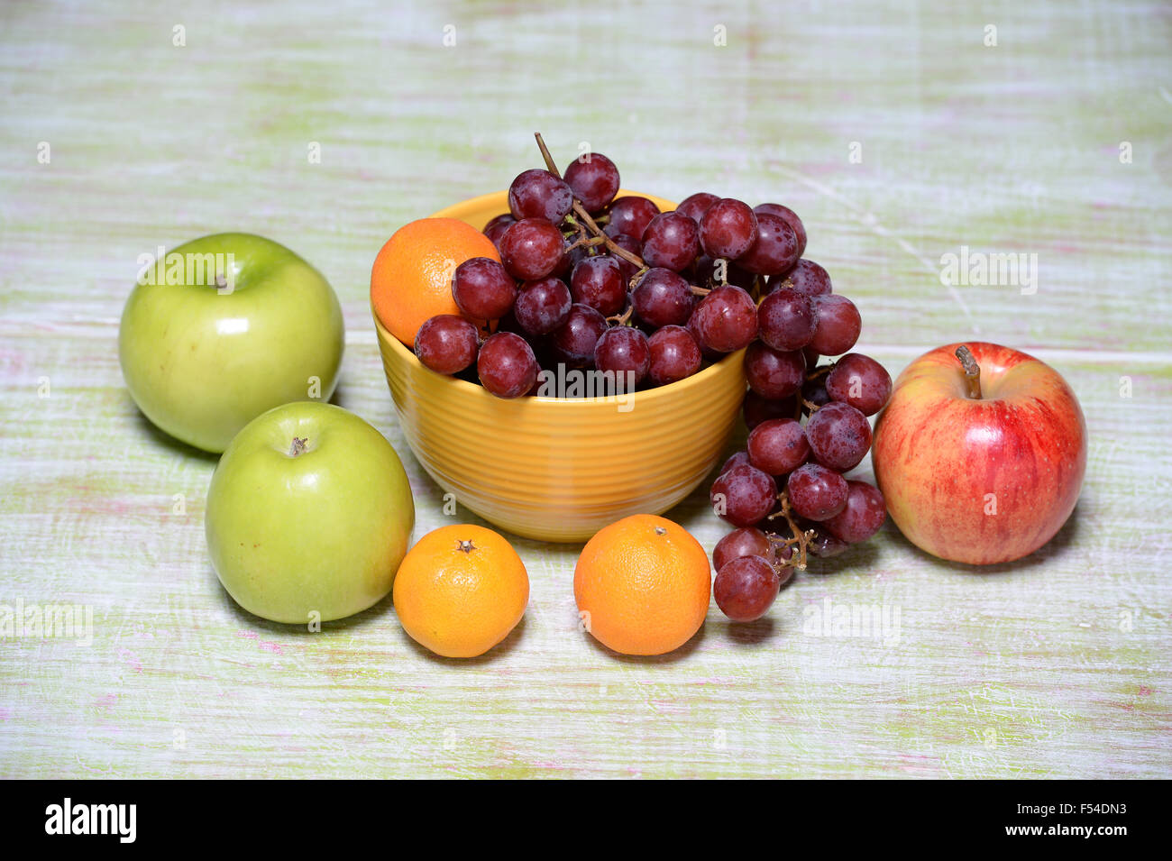 Äpfel, Orangen und Trauben auf Vintage Holztisch Stockfoto