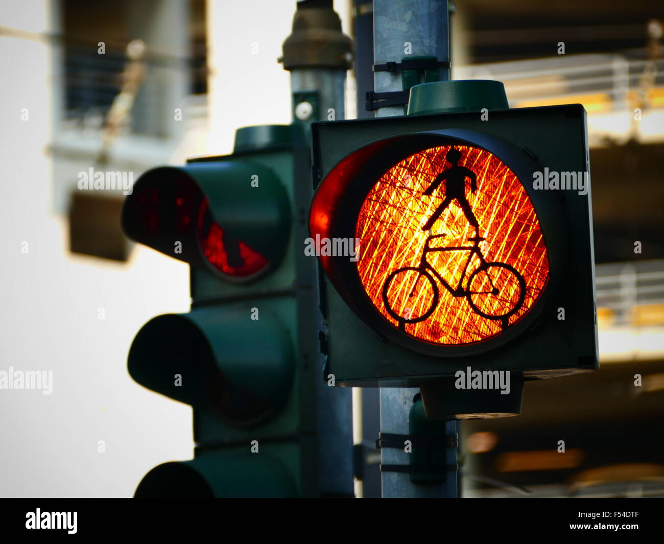 Rote Ampel für Fußgänger und Fahrrad Stockfoto