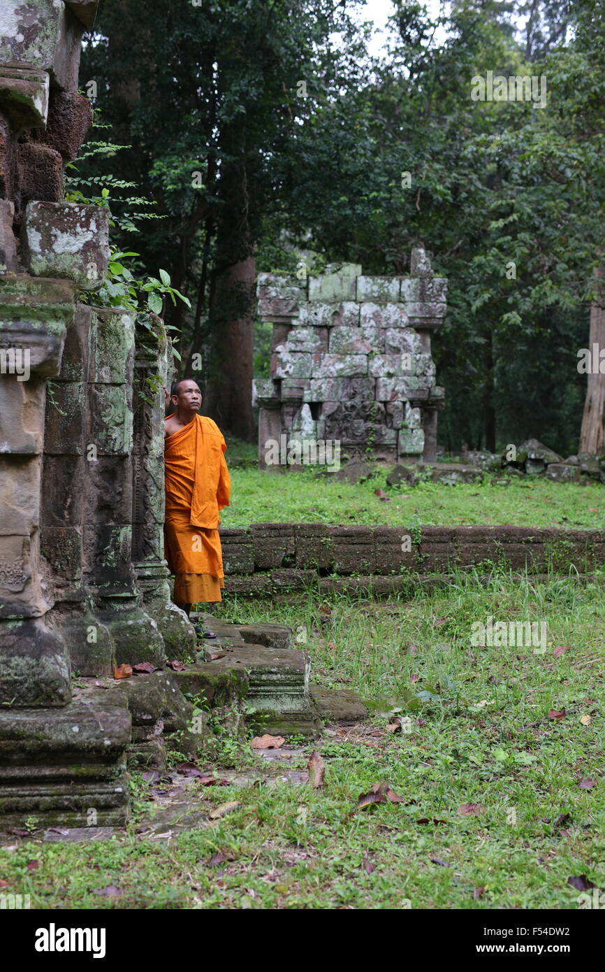 Mönch in der Ruine Stockfoto
