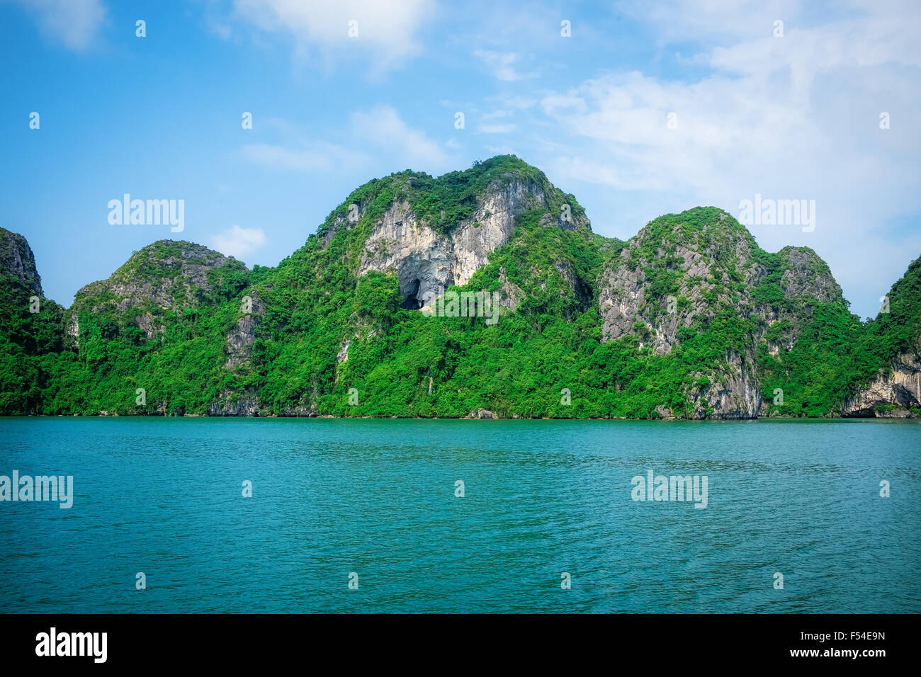 Berg-Inseln und Meer in Halong Bucht, Vietnam, Südostasien Stockfoto