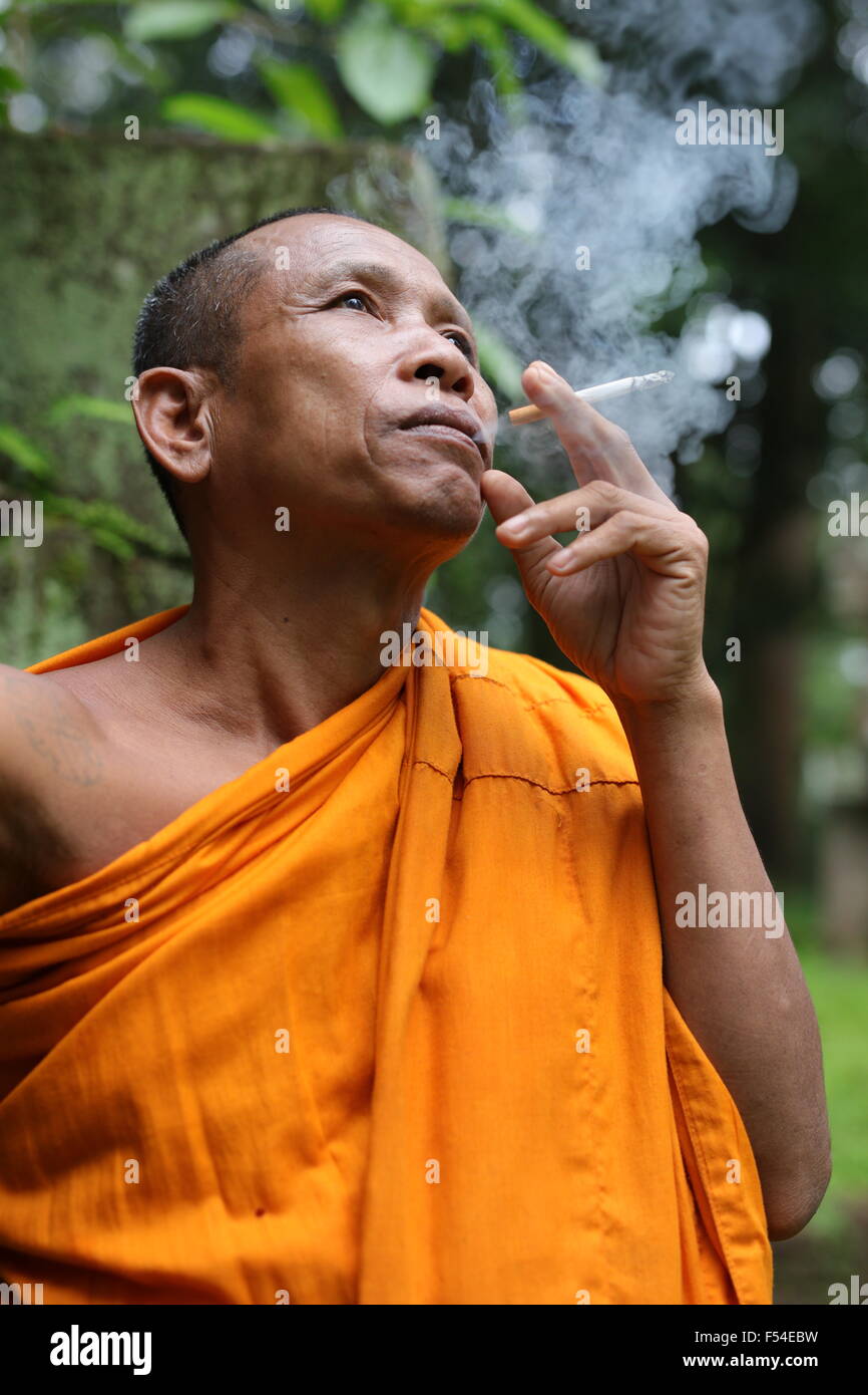 Mönch rauchen Stockfoto