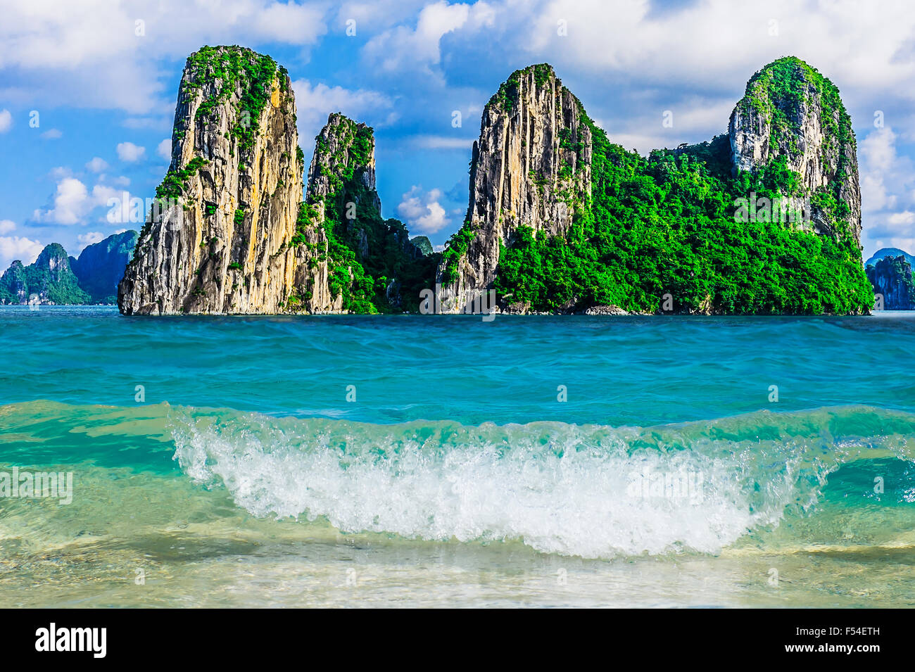 Berg-Inseln in der Halong Bucht, Vietnam, Südostasien Stockfoto