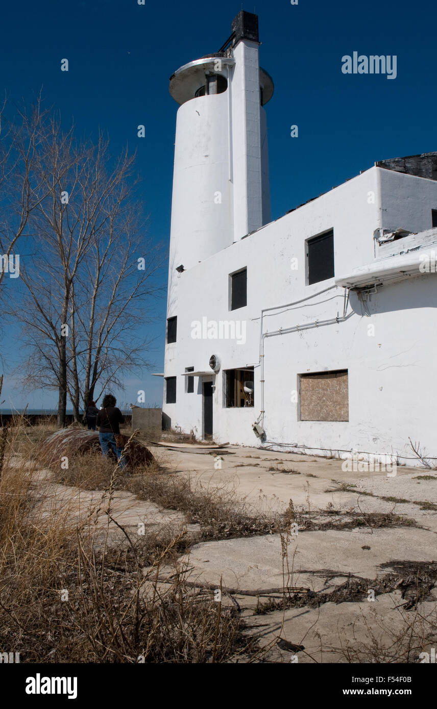 Person unter der verlassenen alten Küstenwachstation Bild. Stockfoto