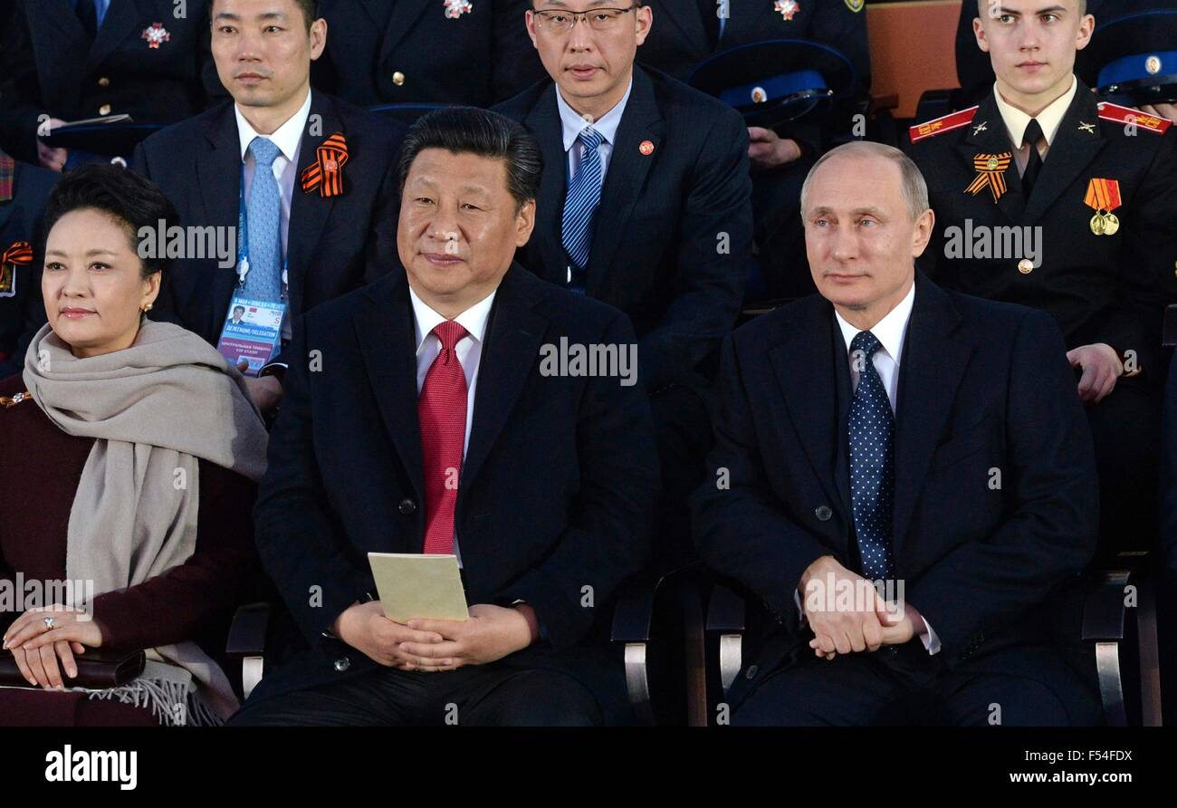 Der russische Präsident Vladimir Putin sitzt mit chinesischen Staatspräsidenten Xi Jinping und seiner Frau Peng Liyuan im Rahmen einer Gala feiert den 70. Jahrestag des zweiten Weltkriegs auf dem Roten Platz 9. Mai 2015 in Moskau, Russland. Stockfoto