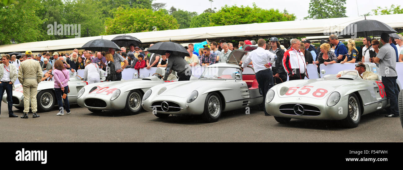 Eine Reihe von Mercedes-Benz 300 SLR Rennwagen im Fahrerlager beim Goodwood Festival of Speed. Stockfoto