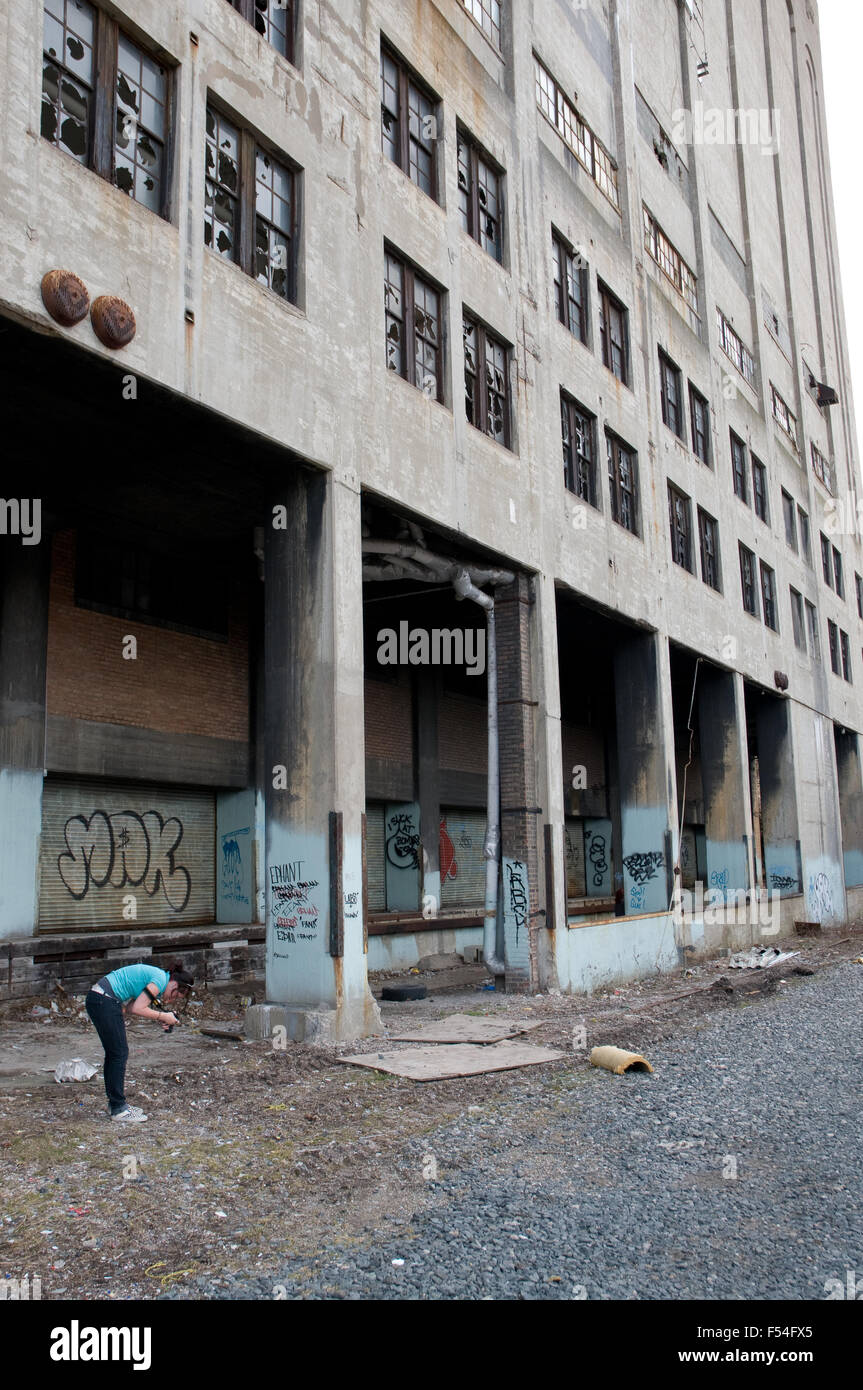 Person unter Bild vor Hingabe Lager. Stockfoto
