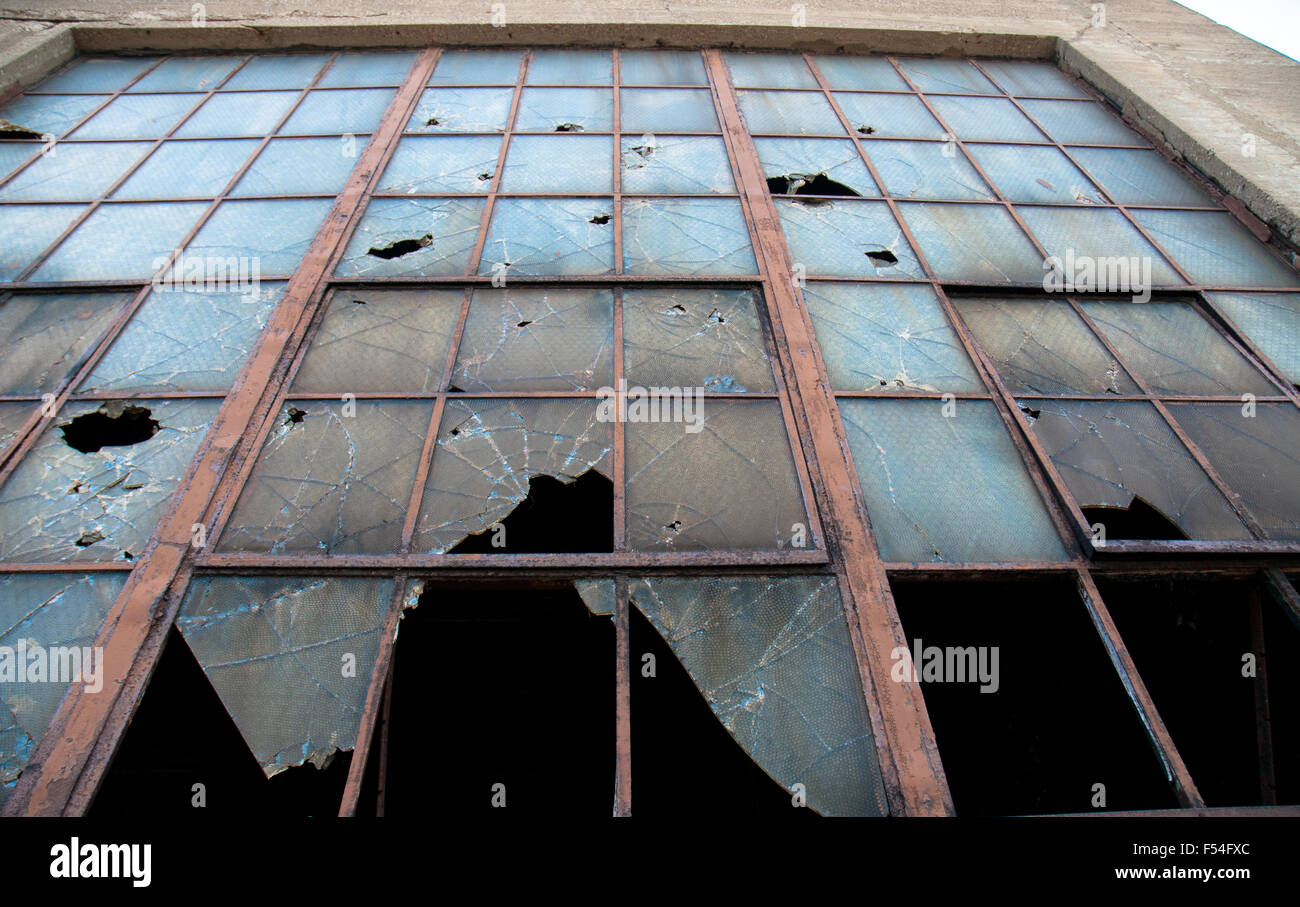 Zerbrochenes Glasfenster in alten Lagerhalle. Stockfoto