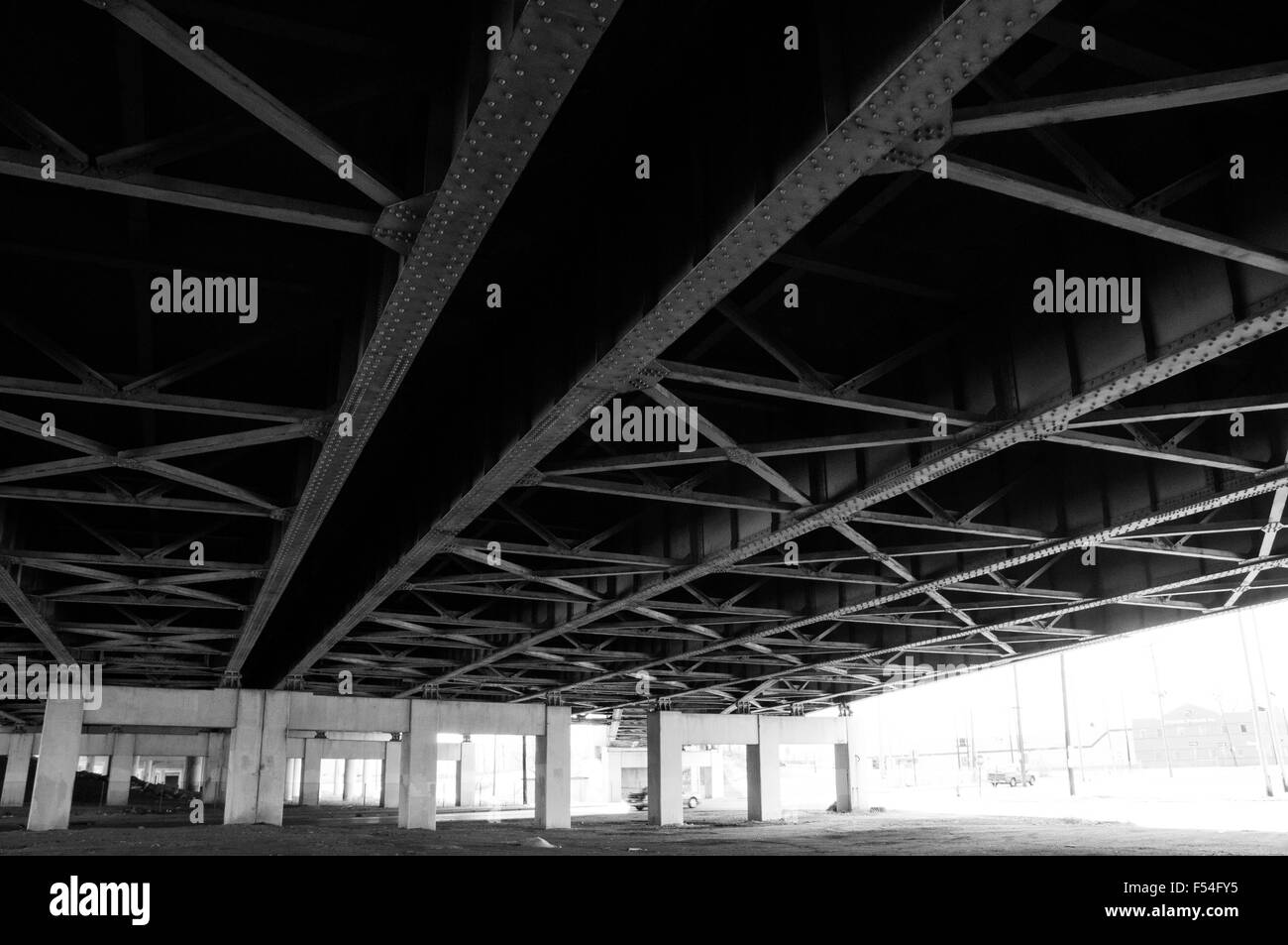 Stahlbrücke unterstützt Ansicht von unten. Stockfoto