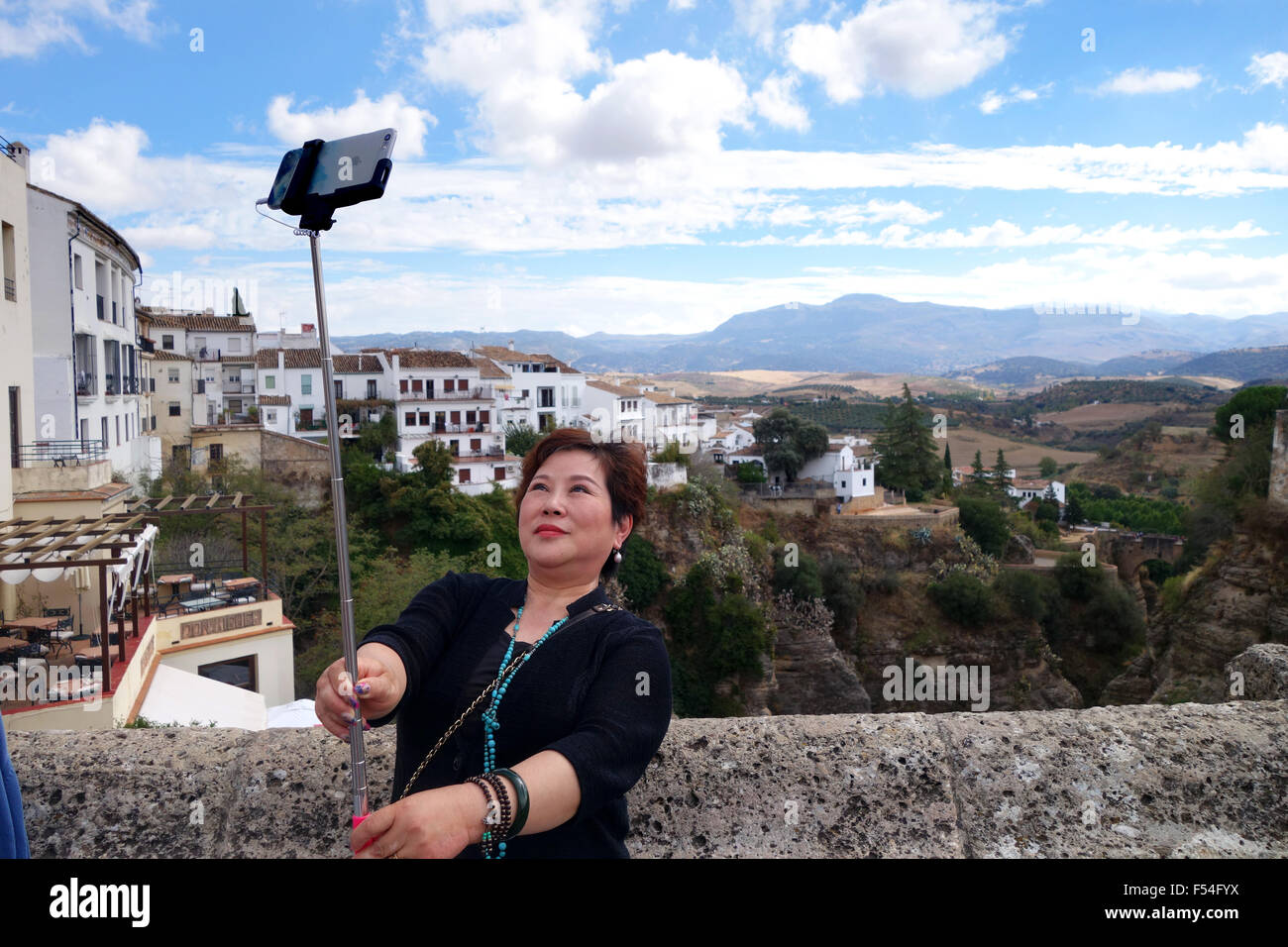 Weibliche Touristen fotografieren ein Selfie Stick in Ronda in Andalusien Spanien Stockfoto