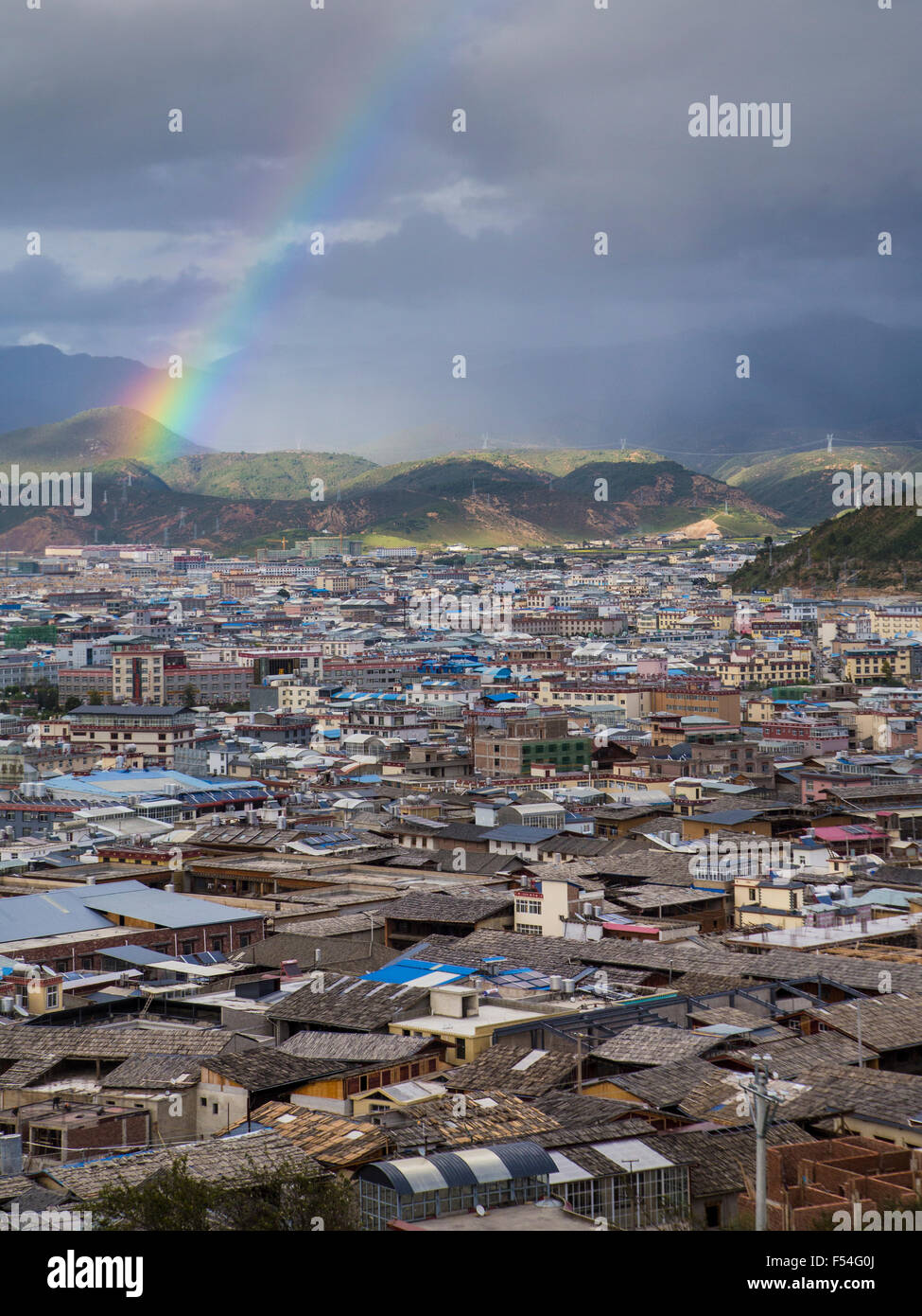 Regenbogen über Shangri-La in Yunnan, China Stockfoto