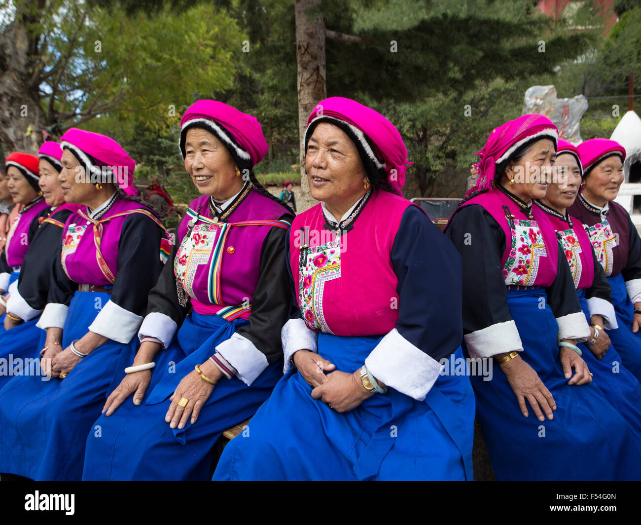 Frau in traditioneller tibetischer Kleidung in Shangri-La in China Stockfoto
