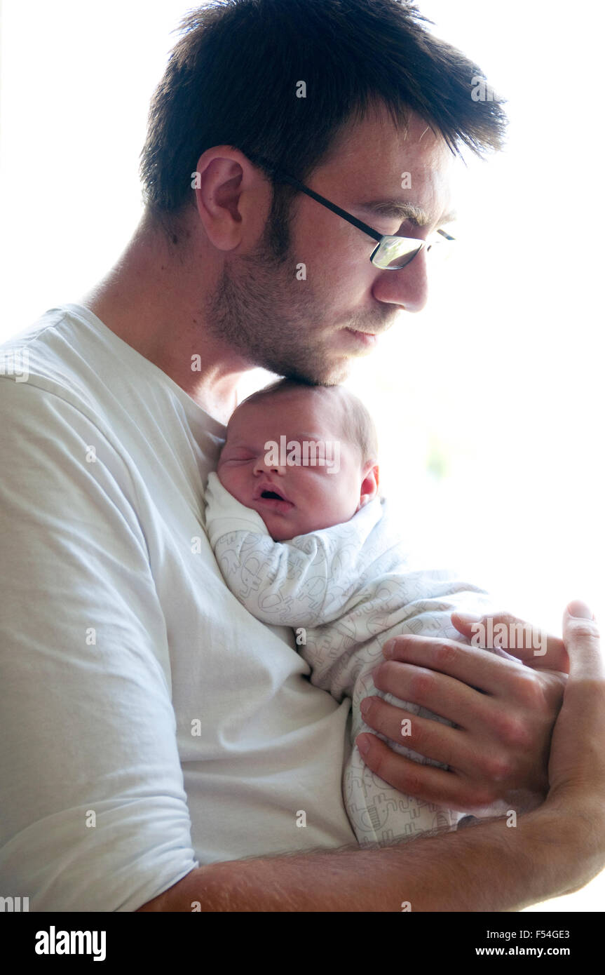 Vater halten seine neugeborene Tochter Stockfoto