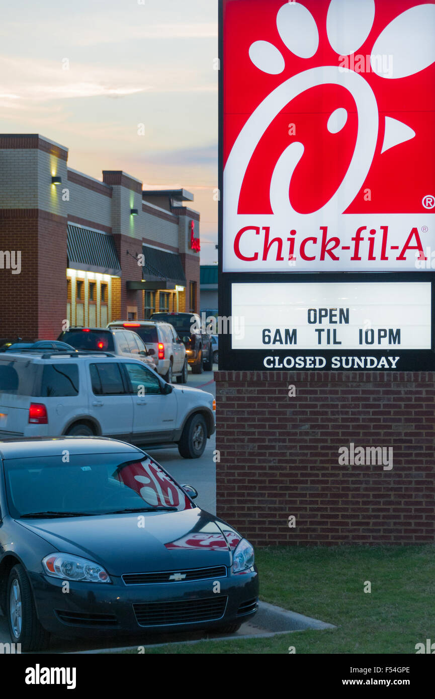 Autos wickeln das Gebäude bei Chick-Fil-A (Amerikas Top-bewertete Fast-Food-Restaurant) in Muskogee, Oklahoma. USA. Stockfoto