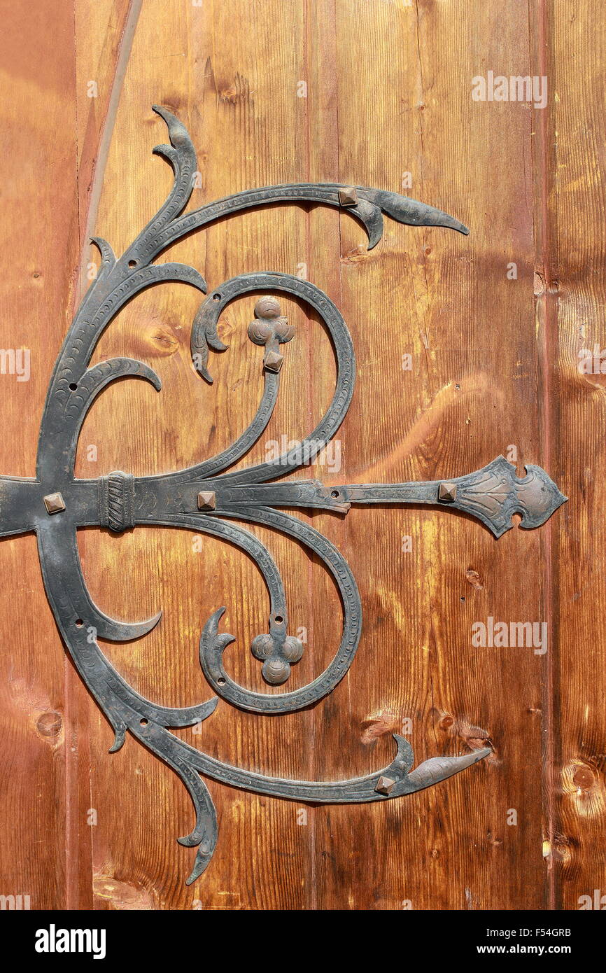 mittelalterliche Metallverzierungen an alte Tür, detail Stockfoto