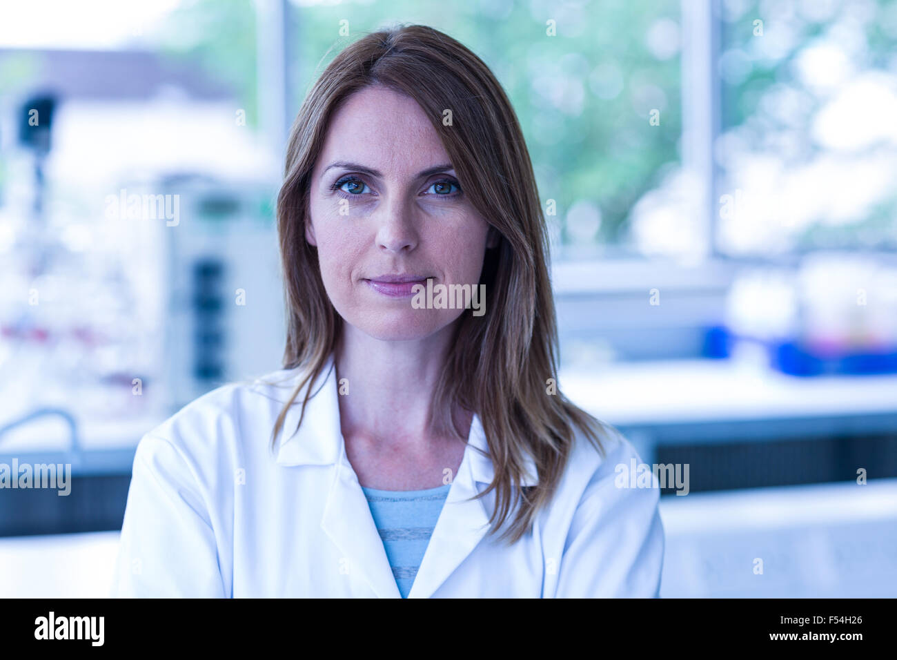 Blick in die Kamera im Labor Wissenschaftler Stockfoto