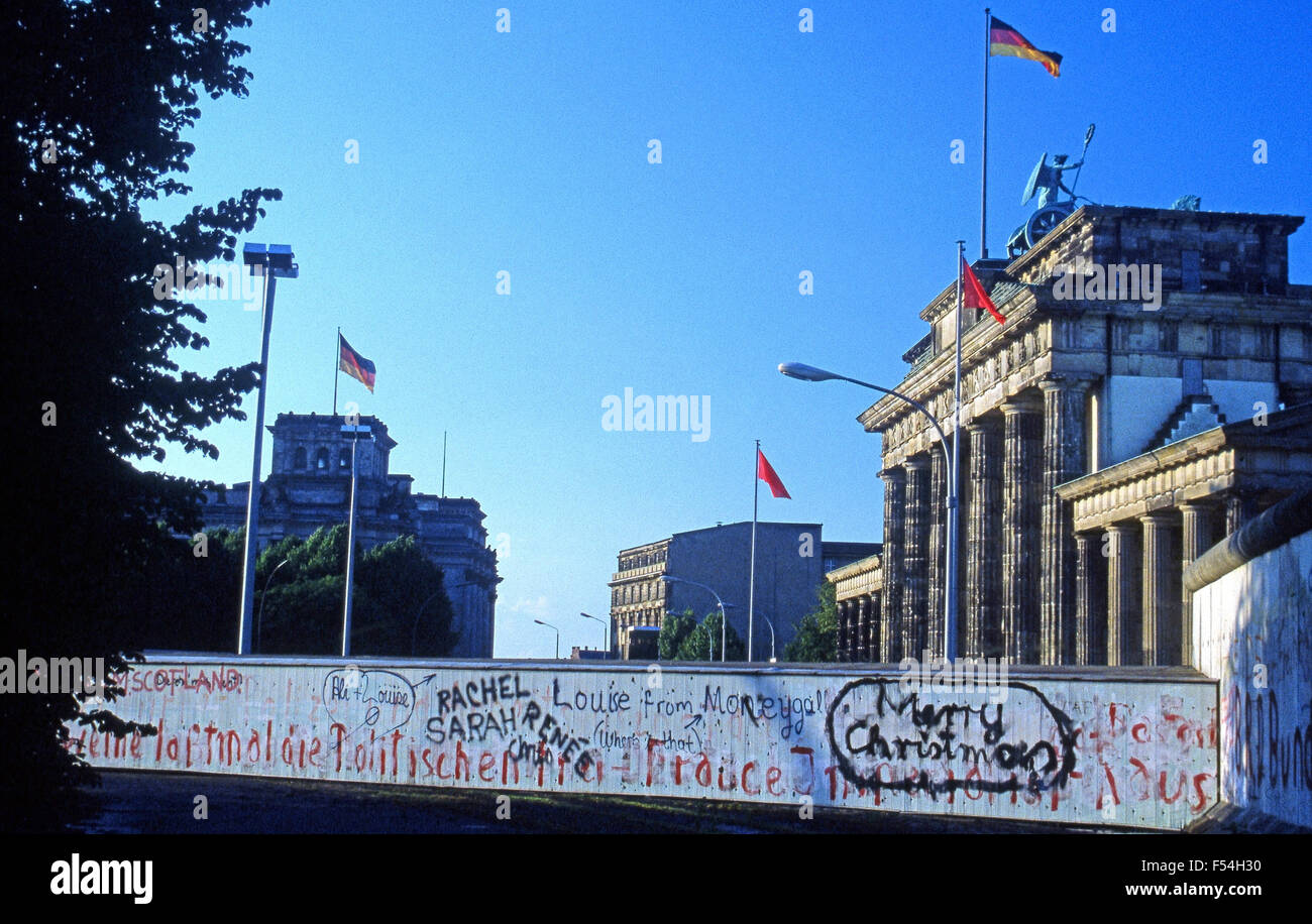 Das Brandenburger Tor während des Kalten Krieges mit der Berliner Mauer davor laufen Stockfoto