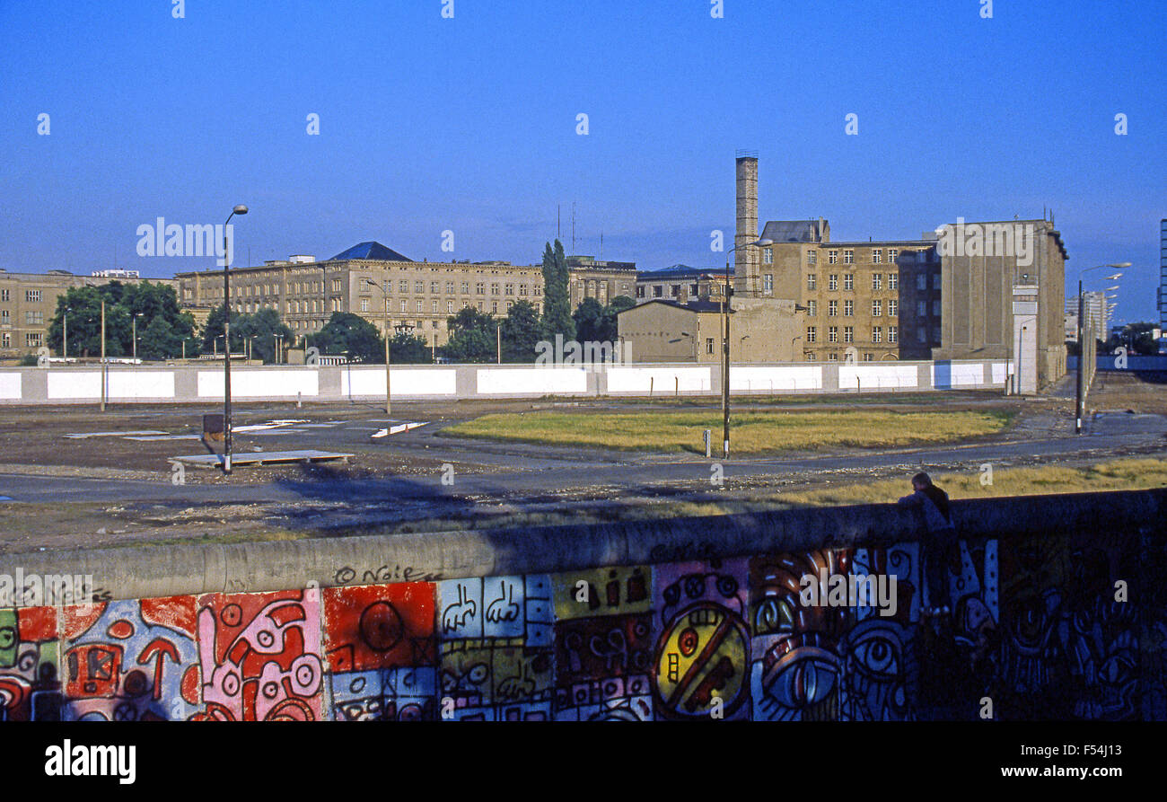 1985 Die Berliner Mauer und No Man's Land zwischen Ost und West Berlin. Stockfoto