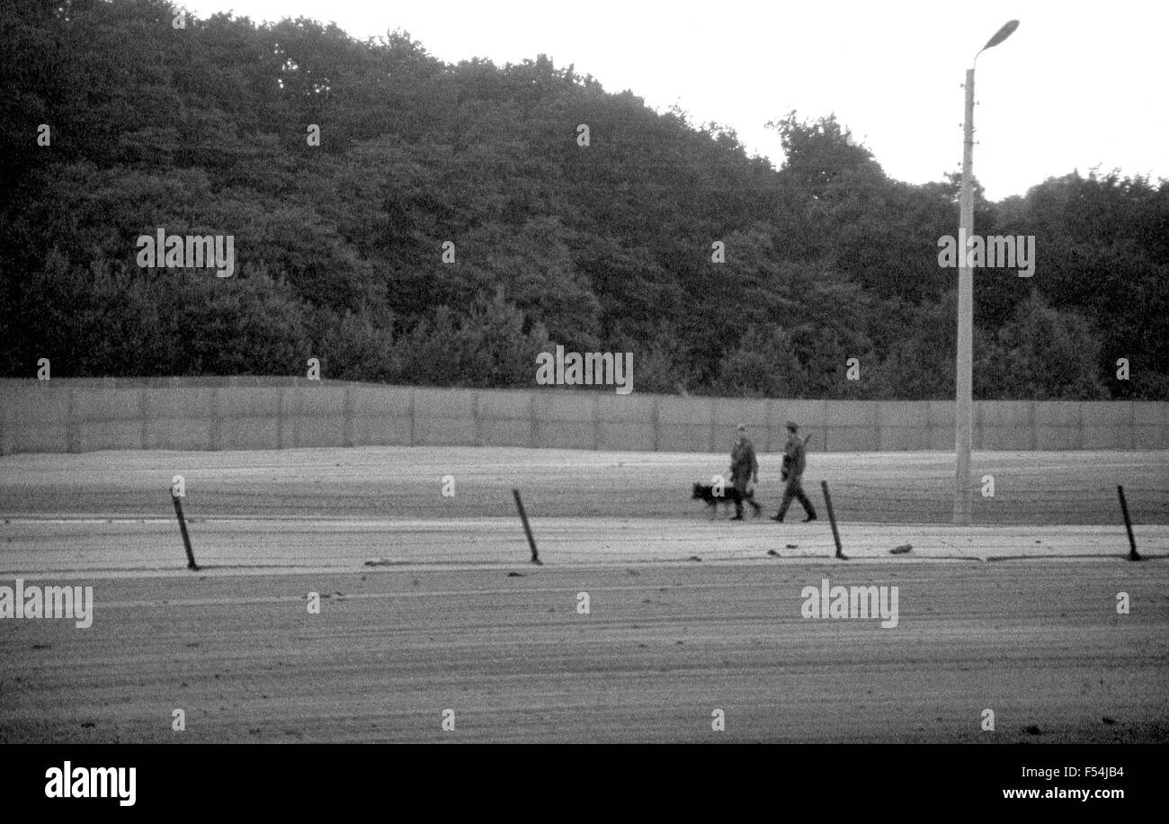 DDR Grenze bewacht patrouillierenden der "Eiserne Vorhang" in Berlin im Jahr 1985 Stockfoto