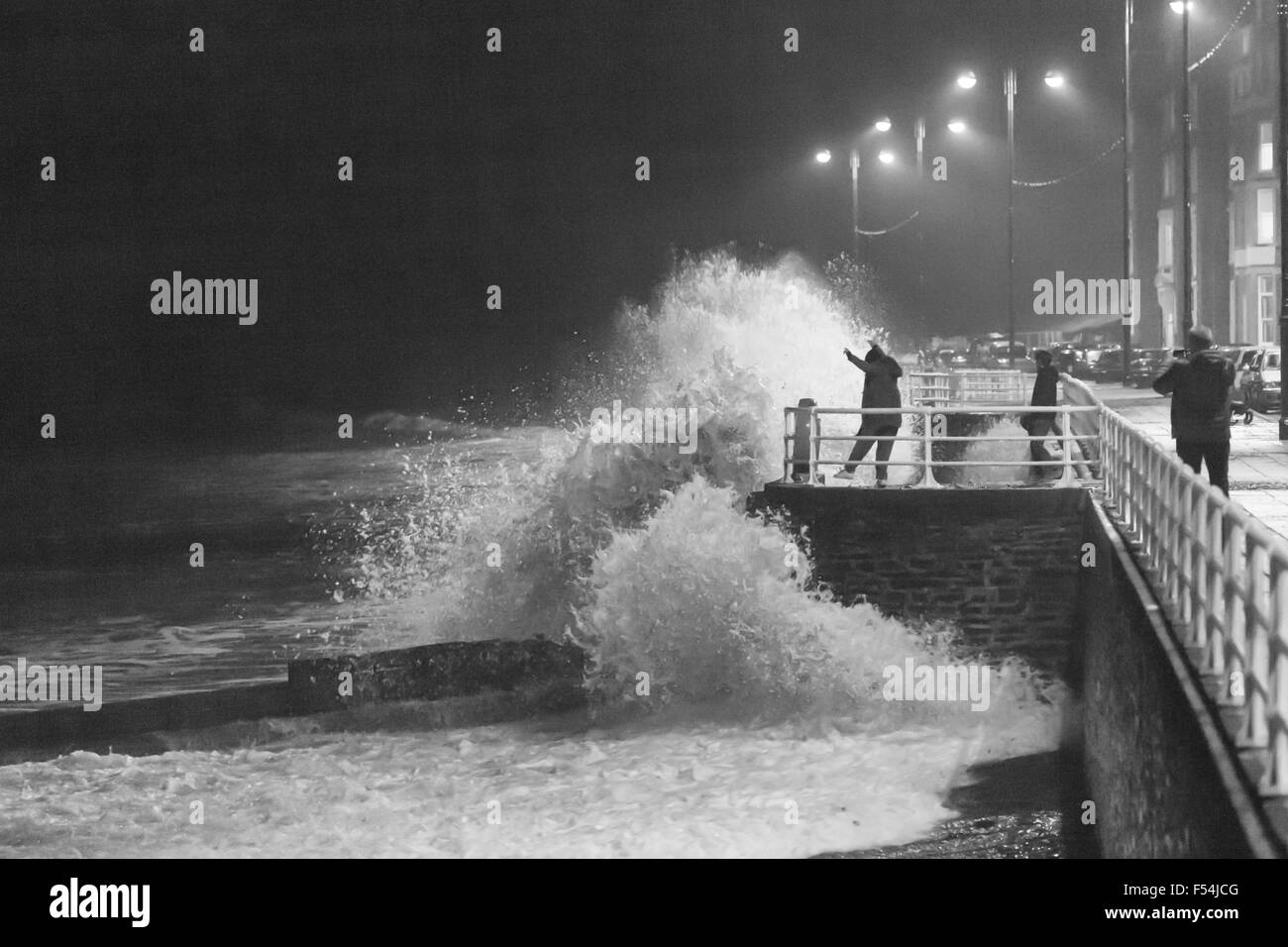 Wellen bei Flut Absturz gegen die Promenade in Aberystwyth Stockfoto