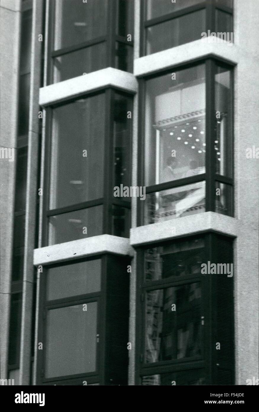 1968 - '' durchschauen '' Aufzüge. Eine neue Tokyo-Kaufhaus in Shibuya,  Tokyo haben äußere Aufzüge für ihre Kunden installiert, sodass sie die  Ansicht sehen können, wie sie nach oben oder unten durch