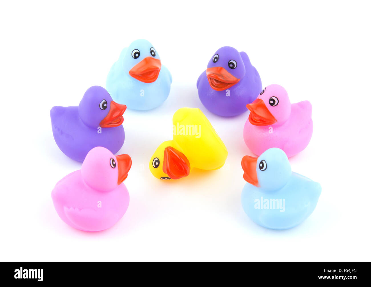 Kautschuk Enten in einem Kreis mit einem unten auf weiß - Konzept von Mobbing Stockfoto