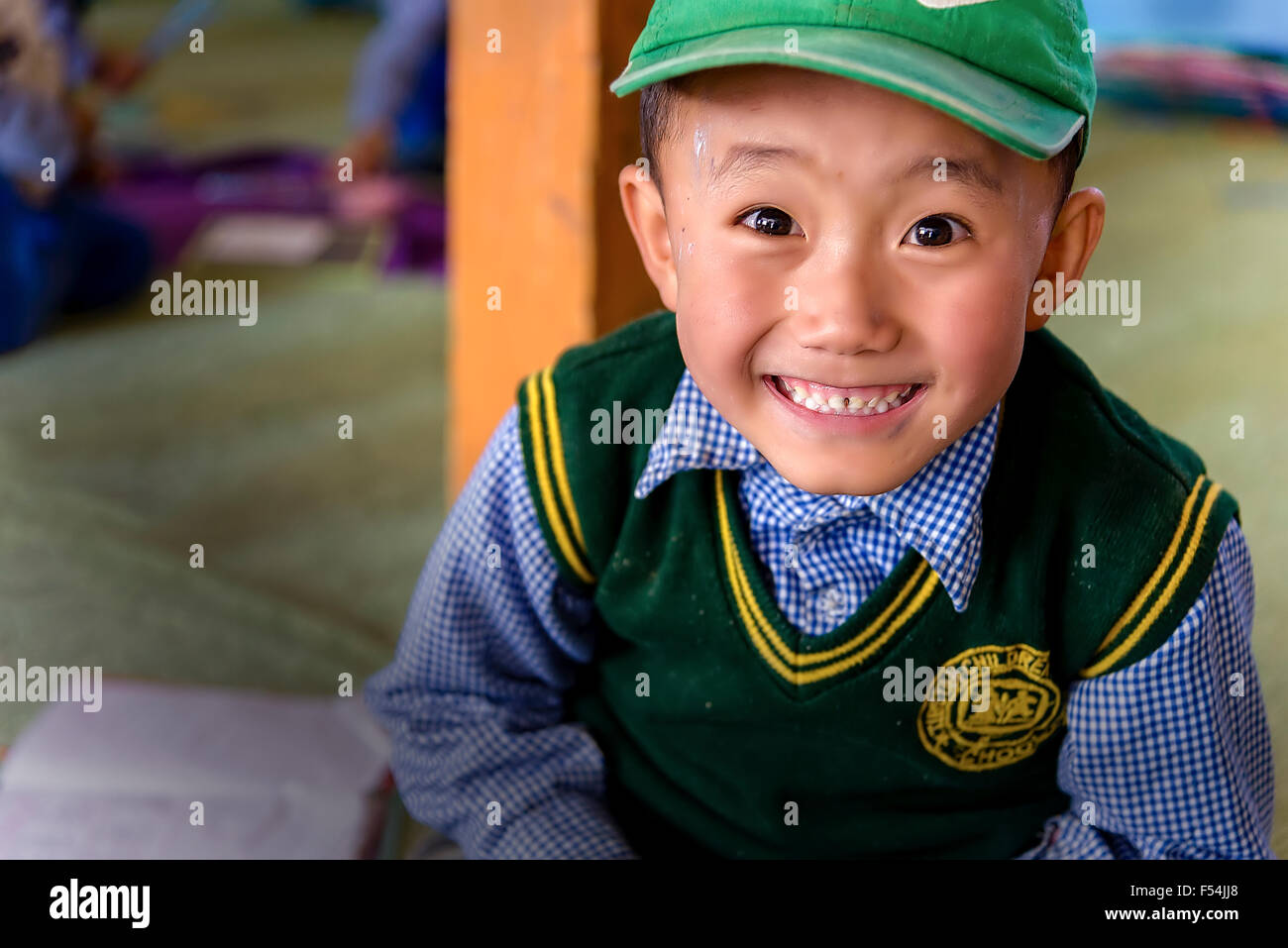 Leh, Indien - 24. August 2015: Ansicht eines lächelnden tibetische Studenten in SOS-Kinderdorf Dorfschule. Stockfoto