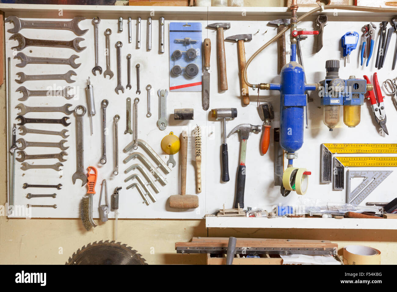 Regal mit Handwerkzeugen für die Holzbearbeitung Stockfoto