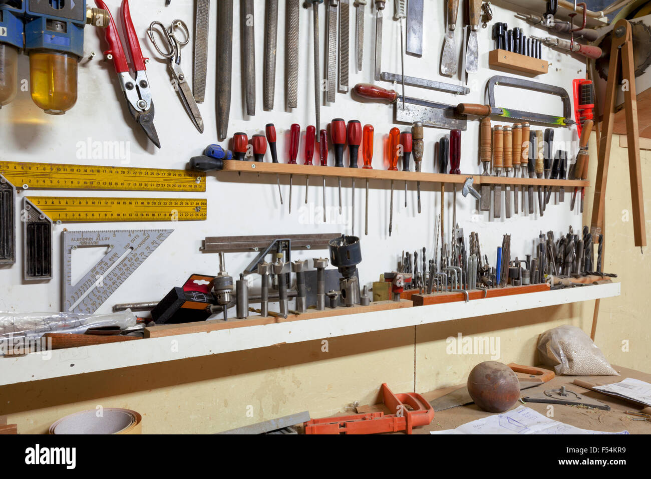 Regal mit Handwerkzeugen für die Holzbearbeitung Stockfoto