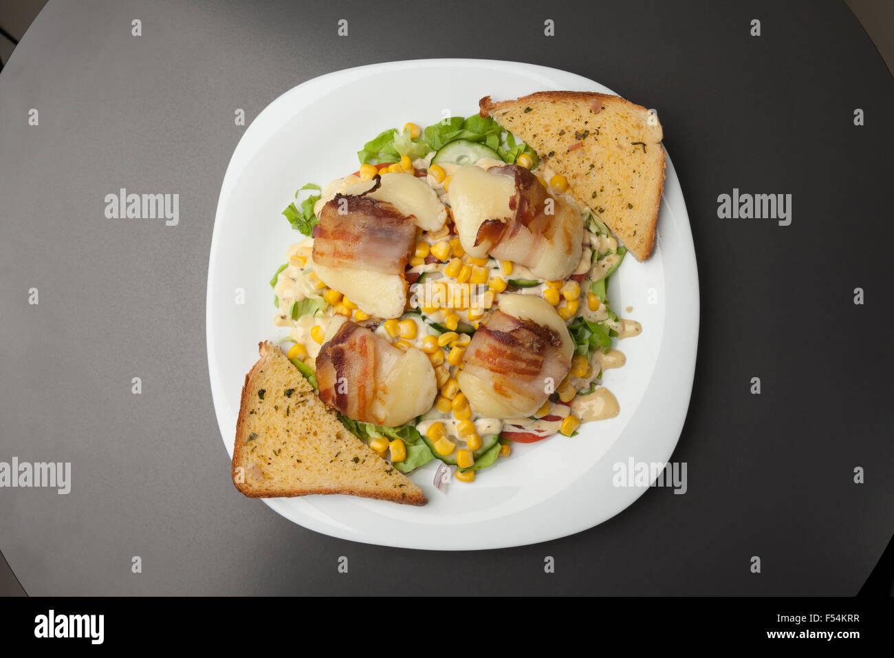 Gegrillter Speck mit einer Beilage von Gemüse und Käse Stockfoto