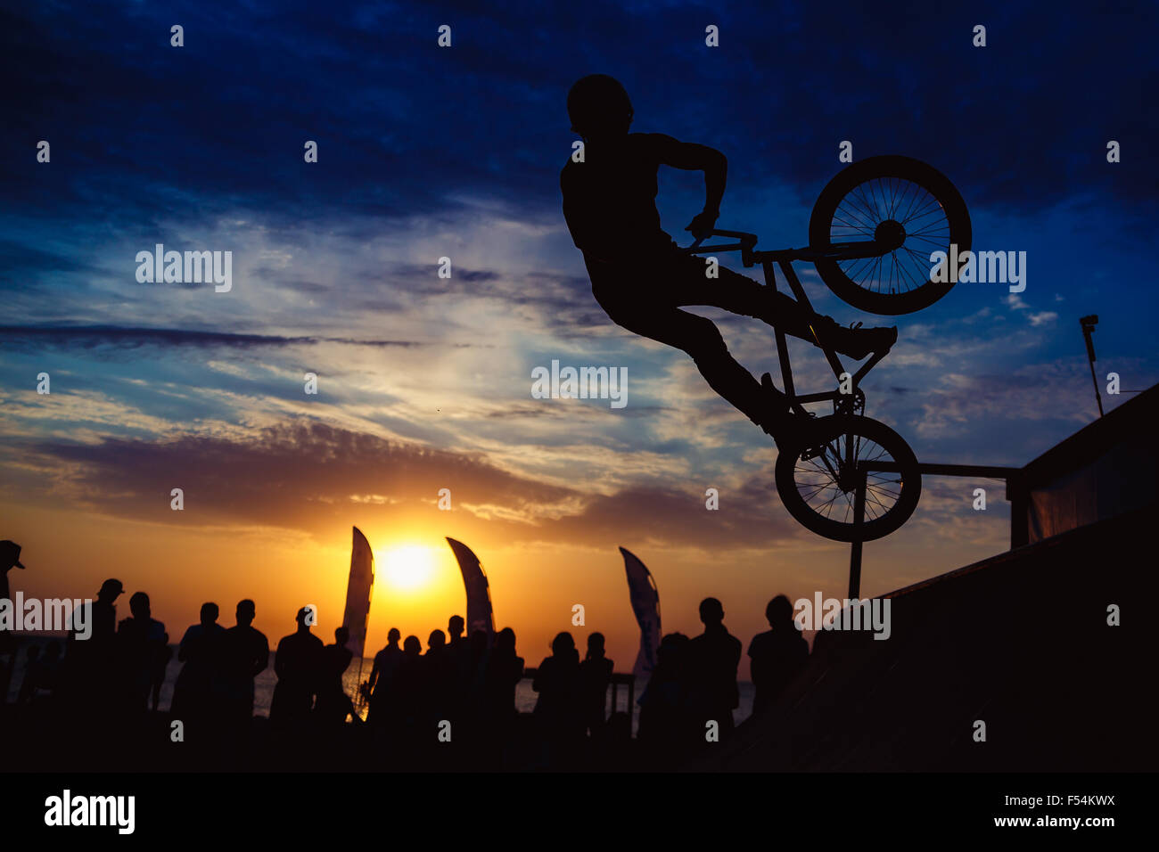 Silhouette der Mann tut extremen Sprung mit Fahrrad Stockfoto