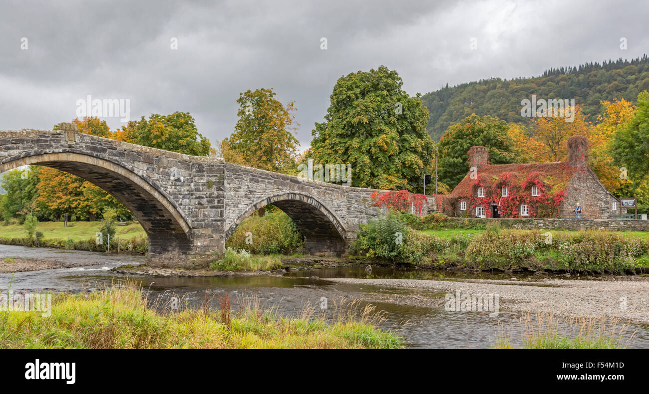 TU Hwnt i'r Bont ein 15. Jahrhundert Grad II aufgeführten Ferienhaus am Fluss Conwy Romanum, North Wales, UK Stockfoto