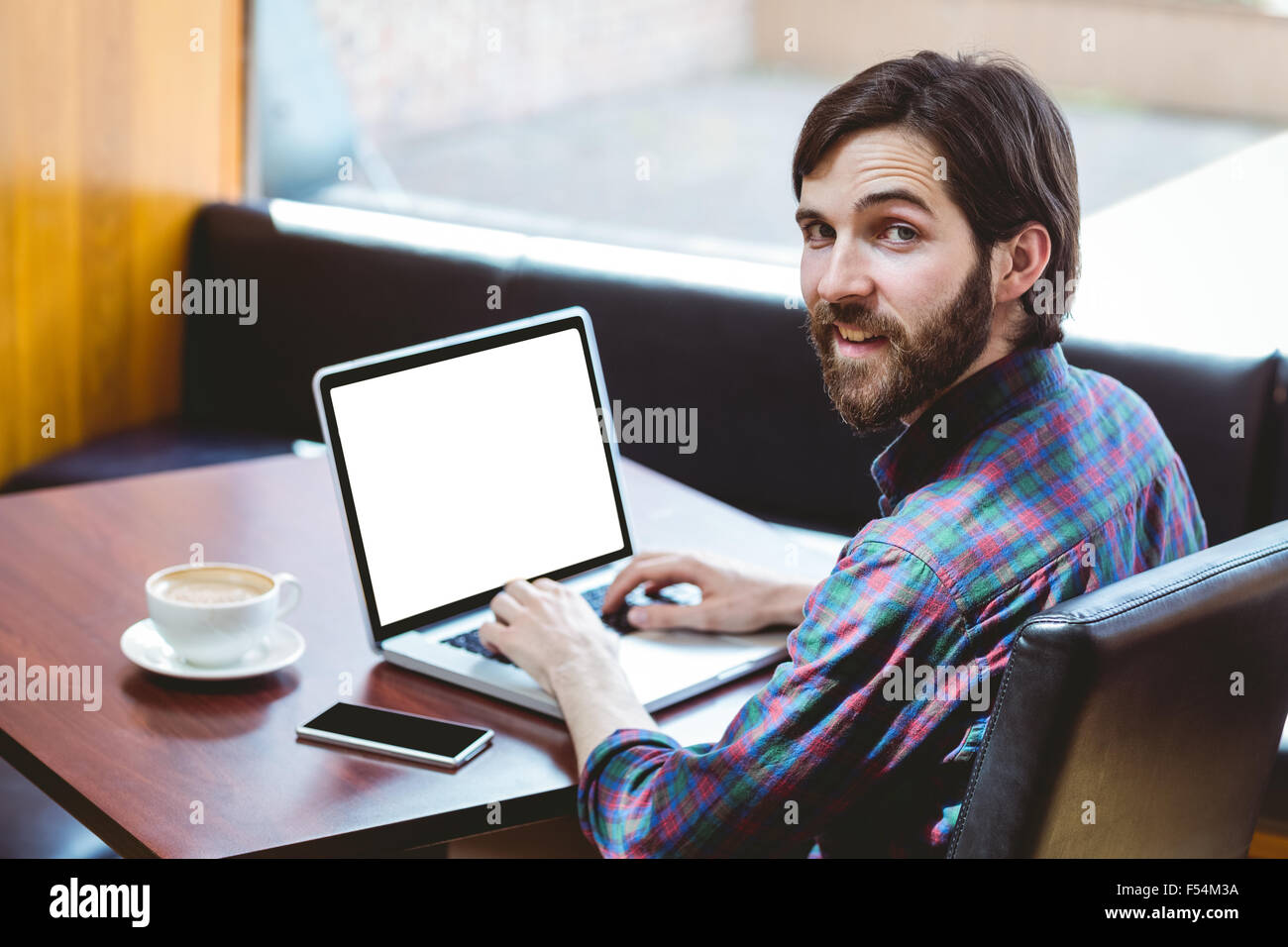 Hipster-Student mit Laptop in Kantine Stockfoto