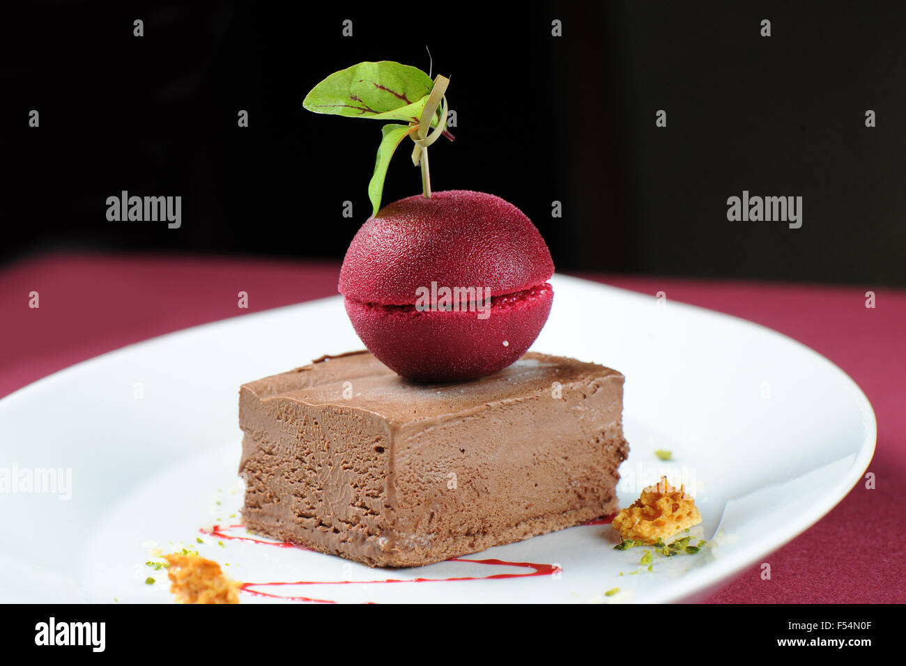 Gourmet-Schokolade Maus-Eis-Dessert mit einem dunklen Kirsche Sorbet. Stockfoto