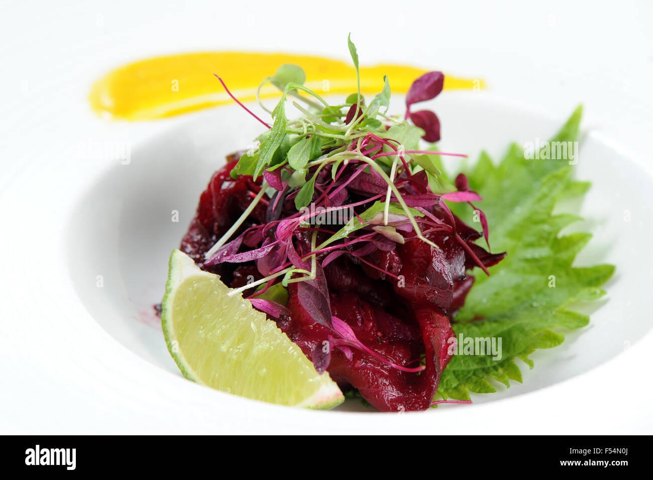 Rote Beete gebeizt Lachs Gravalax Vorspeise mit Salat und Kalk. Stockfoto