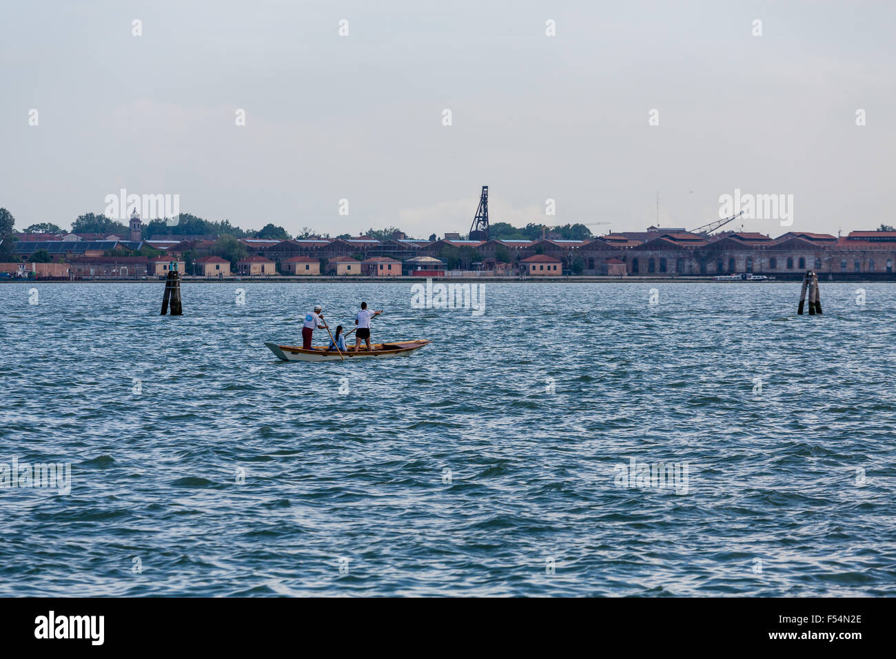 Zwei Männer schob Frau in kleinen Boot Stockfoto