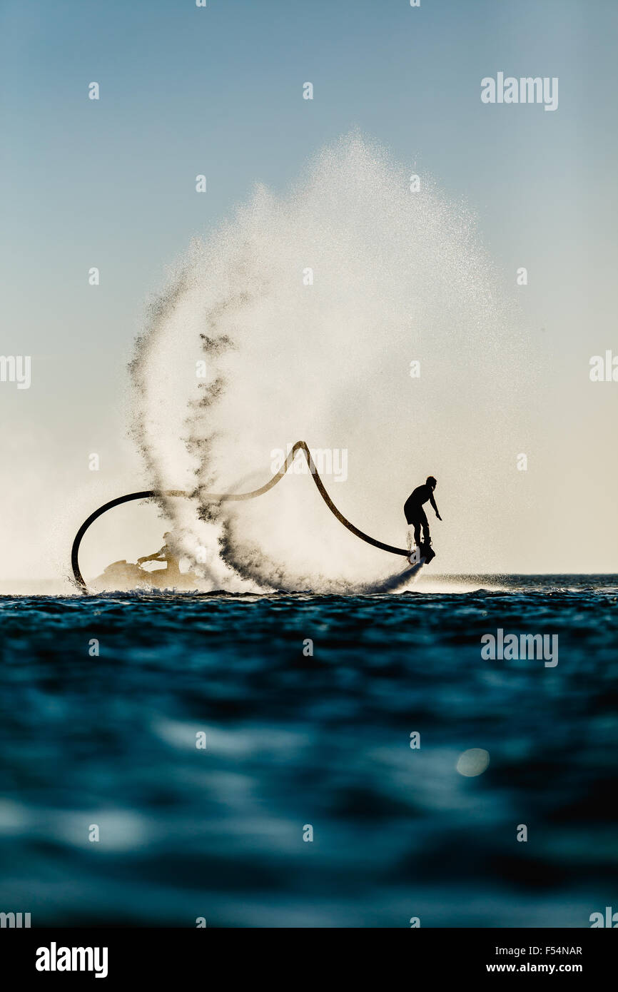 Silhouette eines Reiters fliegen board Stockfoto