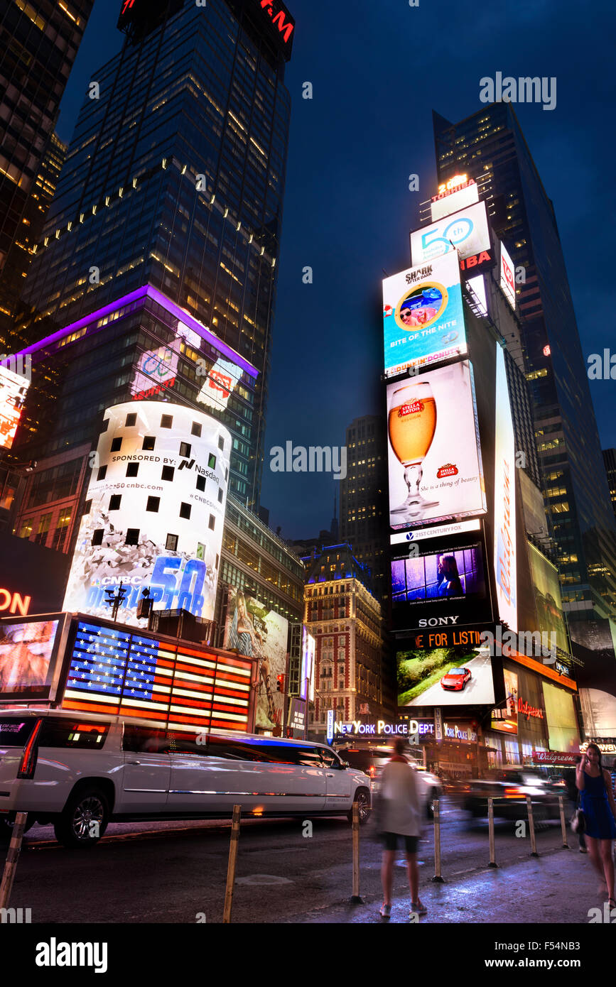 NEW YORK CITY-Juli 09: Times Square, gekennzeichnet mit Theatern am Broadway und animierte LED Schilder, ist ein Symbol von New York City Stockfoto