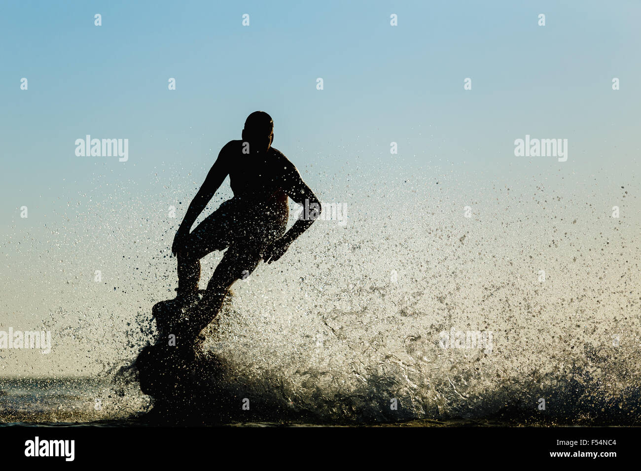 Silhouette eines Reiters fliegen board Stockfoto