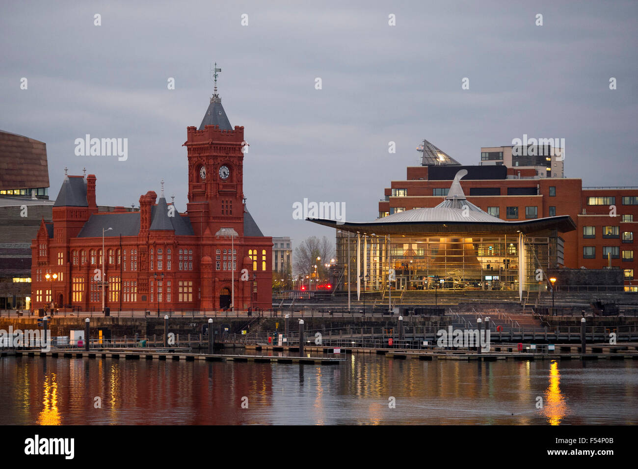 Die Senedd (National Assembly Building) in Cardiff Bay, South Wales, in der Nacht. Stockfoto