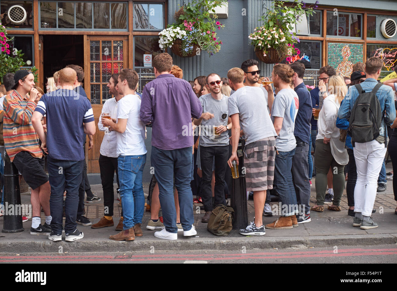 Jugendliche trinken vor The Golden Heart Pub in Shoreditch, London England Vereinigtes Königreich UK Stockfoto