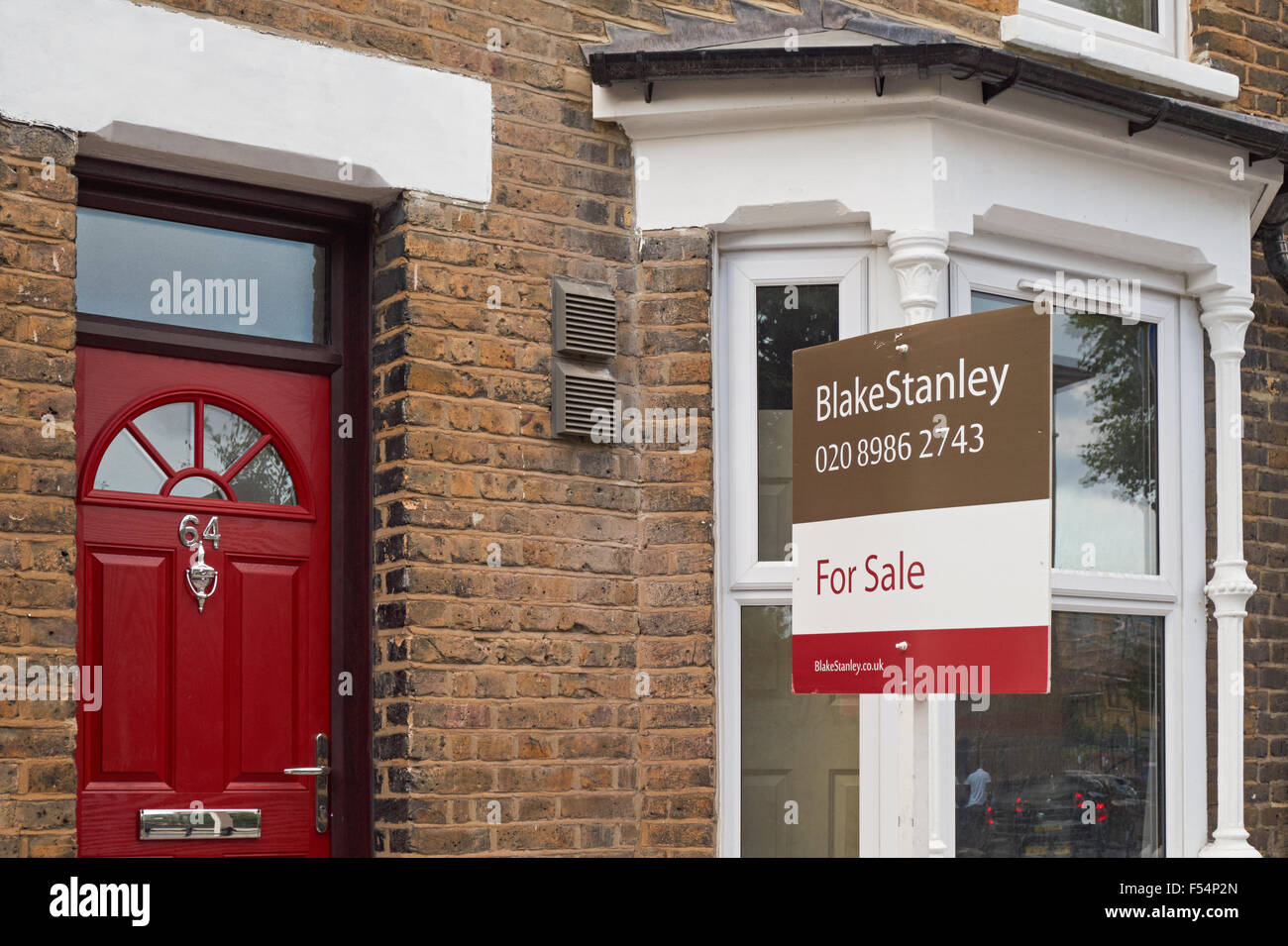 Eine Immobilie zum Verkauf Schild außerhalb Reihenhäuser in East London England Vereinigtes Königreich Großbritannien Stockfoto